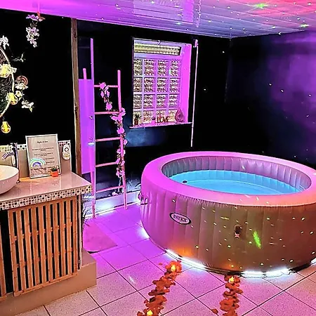 فندق Romantique Jacuzzi *